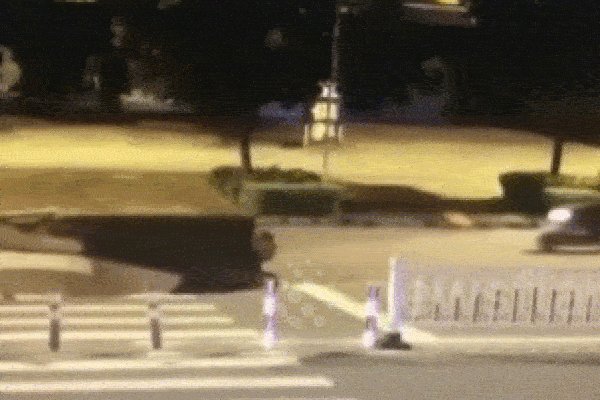 Hố tử thần nuốt chửng người đàn ông đứng trên vỉa hè-1