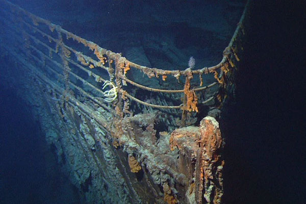 Cận cảnh con tàu Titanic huyền thoại bị bao trùm bởi vẻ u ám sau 111 năm nằm sâu dưới đại dương-2