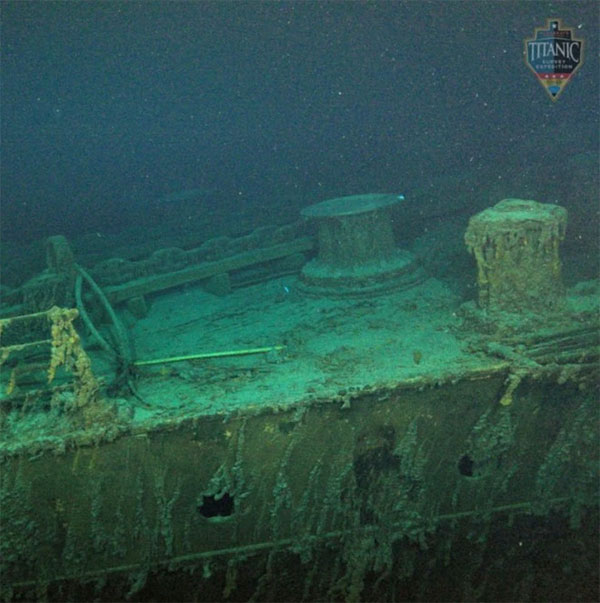 Cận cảnh con tàu Titanic huyền thoại bị bao trùm bởi vẻ u ám sau 111 năm nằm sâu dưới đại dương-4