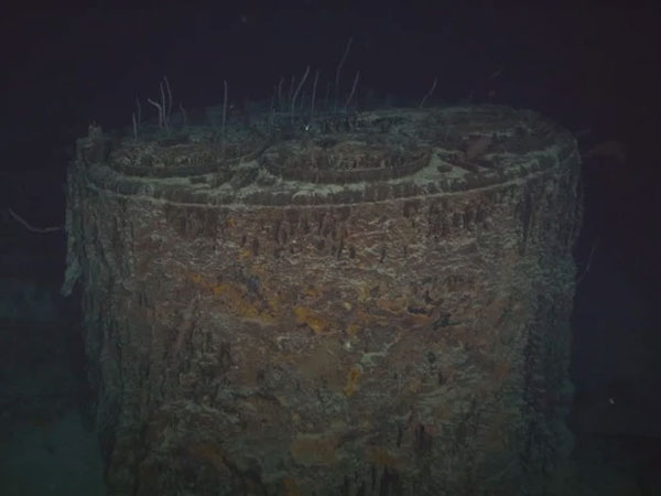 Cận cảnh con tàu Titanic huyền thoại bị bao trùm bởi vẻ u ám sau 111 năm nằm sâu dưới đại dương-6