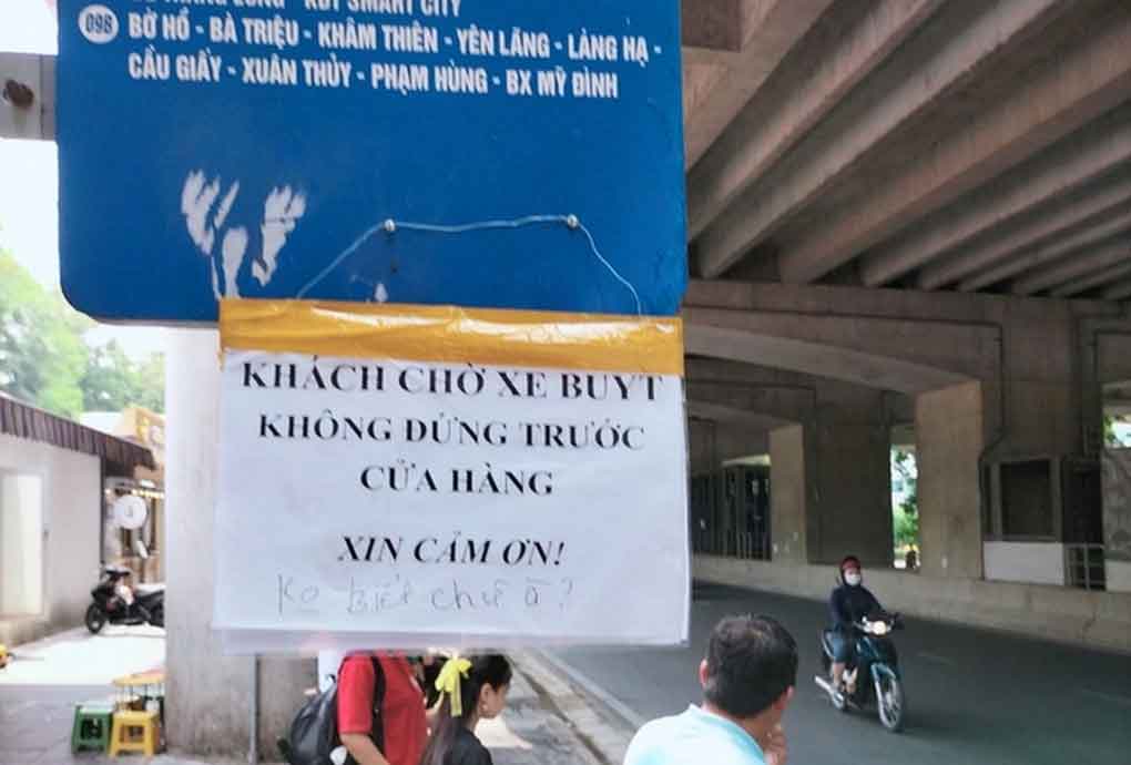 Hà Nội: Chủ quán treo biển không biết chữ à đuổi khéo người chờ xe buýt-1