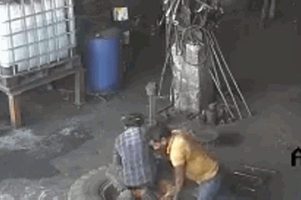 Clip: Lốp ô tô phát nổ kinh hoàng, hất văng 2 người đàn ông lên không