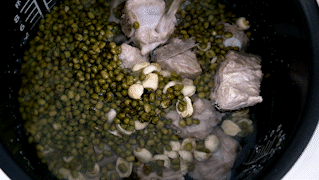 Dùng nồi cơm điện nấu canh sườn đậu xanh hạt sen thanh nhiệt cơ thể-3