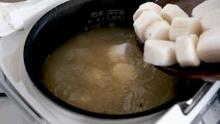 Dùng nồi cơm điện nấu canh sườn đậu xanh hạt sen thanh nhiệt cơ thể-4