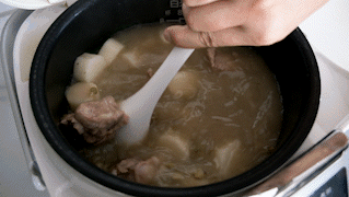 Dùng nồi cơm điện nấu canh sườn đậu xanh hạt sen thanh nhiệt cơ thể-5