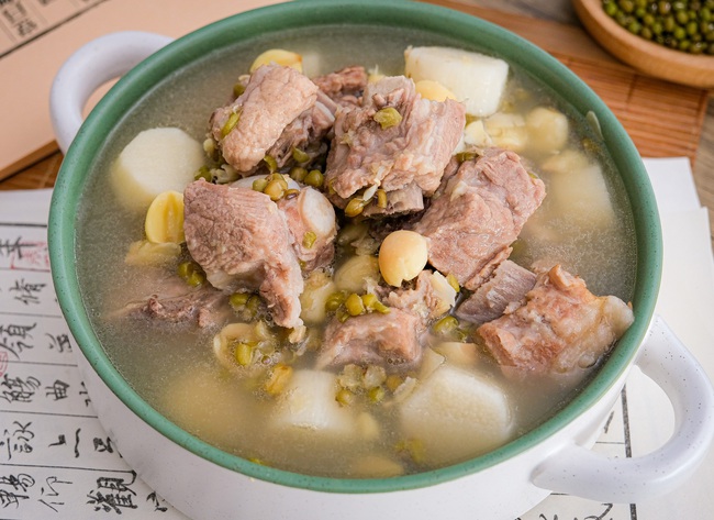 Dùng nồi cơm điện nấu canh sườn đậu xanh hạt sen thanh nhiệt cơ thể-6