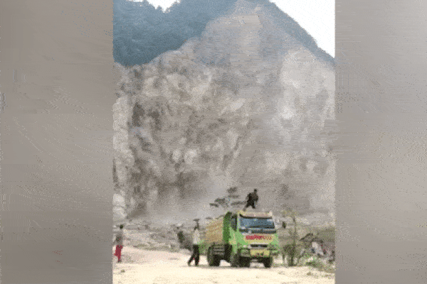 Sạt lở đất vùi lấp một ngôi nhà khiến bé gái 7 tuổi tử vong tại Bắc Kạn-2