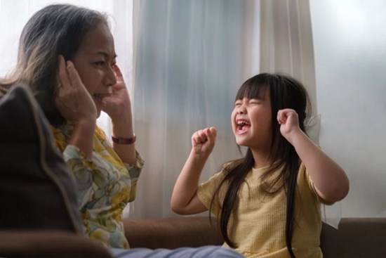 4 hành động cha mẹ làm khi con bướng bỉnh vô tình 