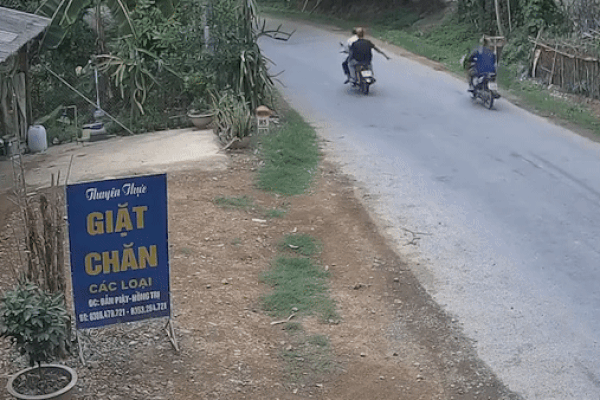 Xe máy đối đầu xe tải, 2 người bị thương