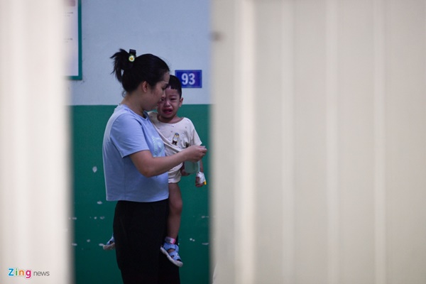 Mẹ bồn chồn dõi theo từng nhịp thở của con trai mắc tay chân miệng-7