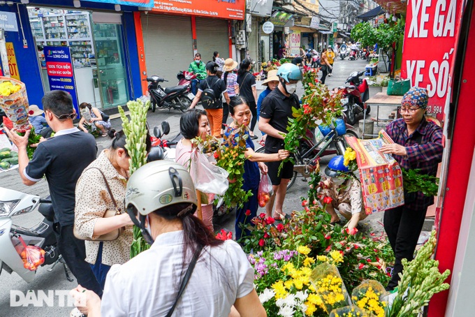 Tết Đoan Ngọ: Tiểu thương bán 2 tạ rượu nếp, hoa quả chốt đơn mỏi tay-1