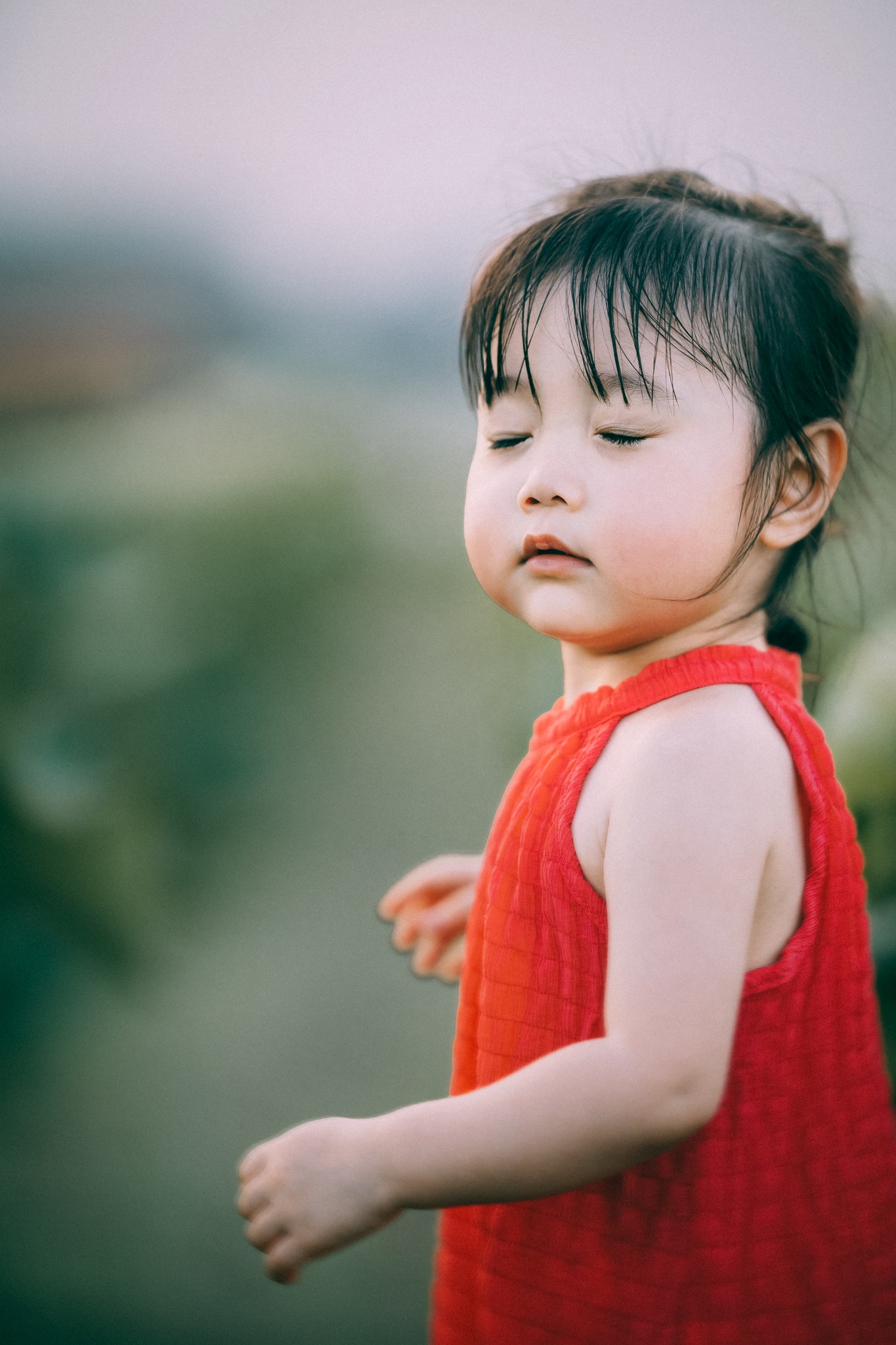 Tan chảy trước bộ ảnh ngọt ngào của bé gái 2 tuổi tạo dáng bên đầm sen-3