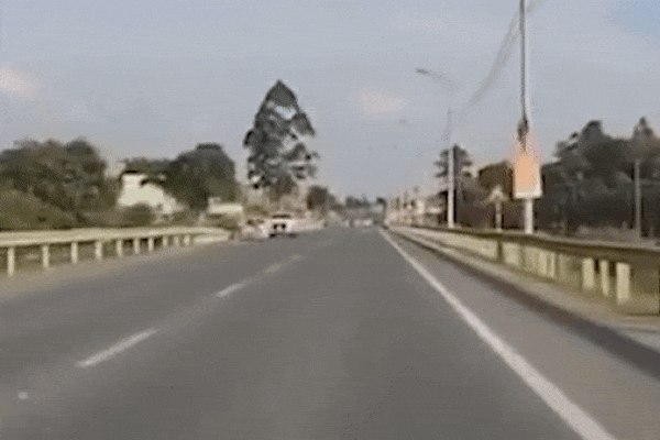 Clip: Lao như tên bắn, xe tải mất lái đâm thẳng vào cột điện-1