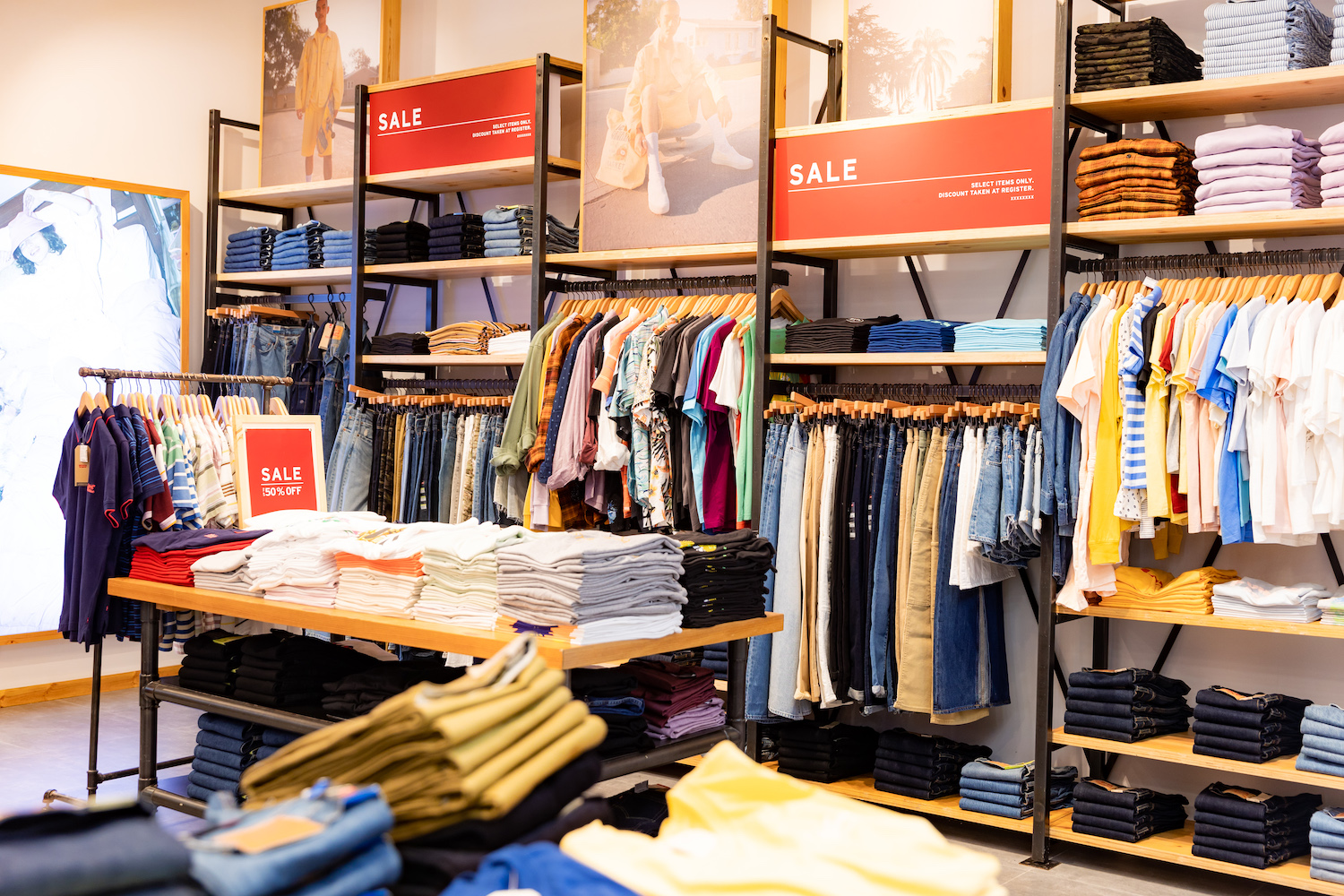 Sắm hè hứng khởi cùng ưu đãi ‘deal chồng deal’ chỉ có ở Vincom Red Sale 2023-5