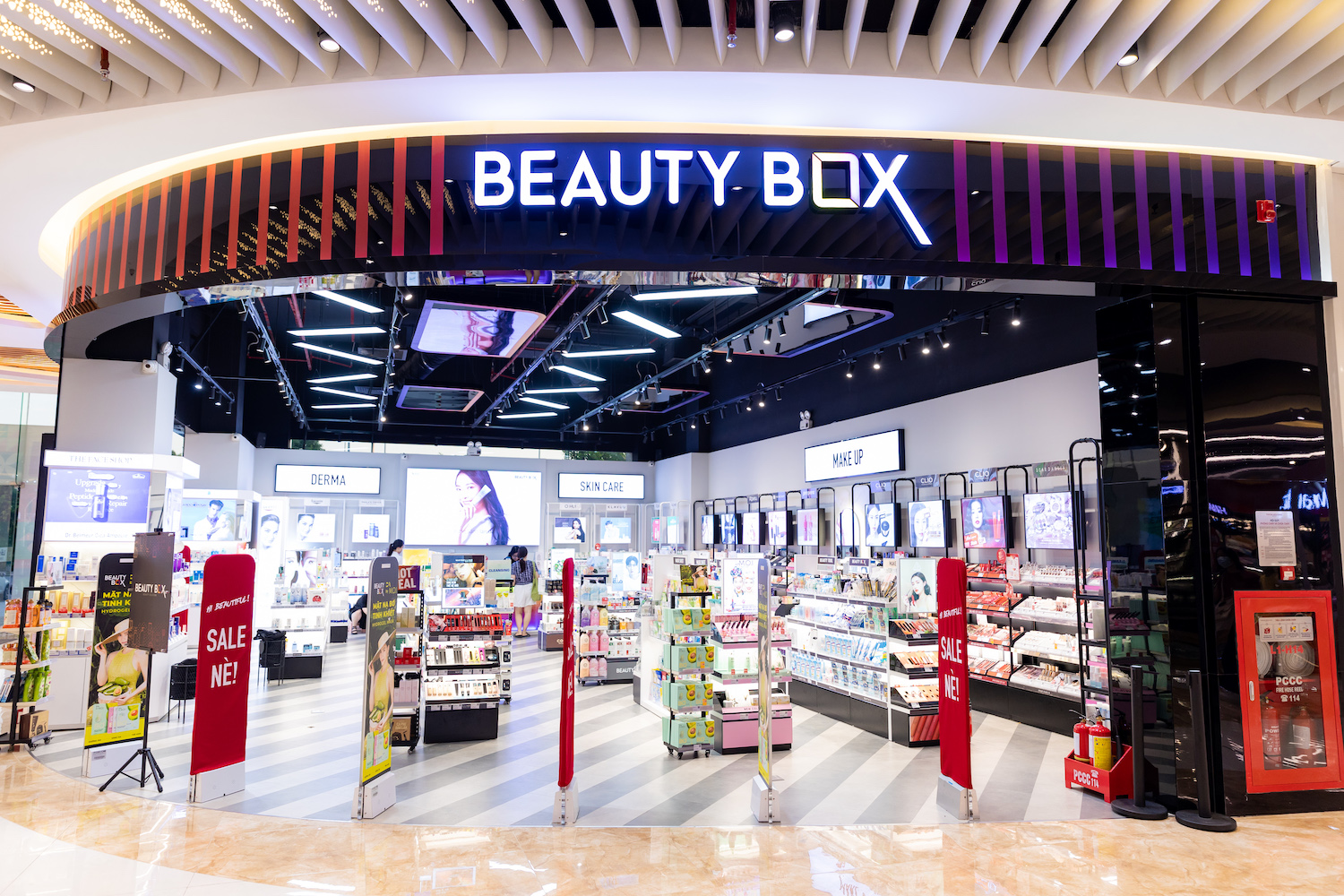 Sắm hè hứng khởi cùng ưu đãi ‘deal chồng deal’ chỉ có ở Vincom Red Sale 2023-7