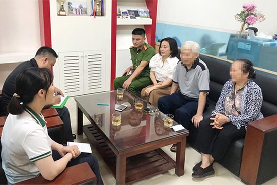Kẻ giả danh công an gặp ngay công an thật, 2 vợ chồng già thoát bẫy lừa 3 tỷ