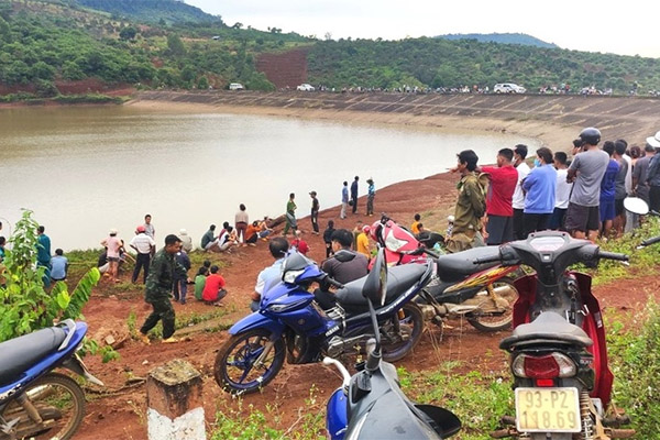 Bàng hoàng phát hiện 3 em nhỏ tử vong dưới ao-1