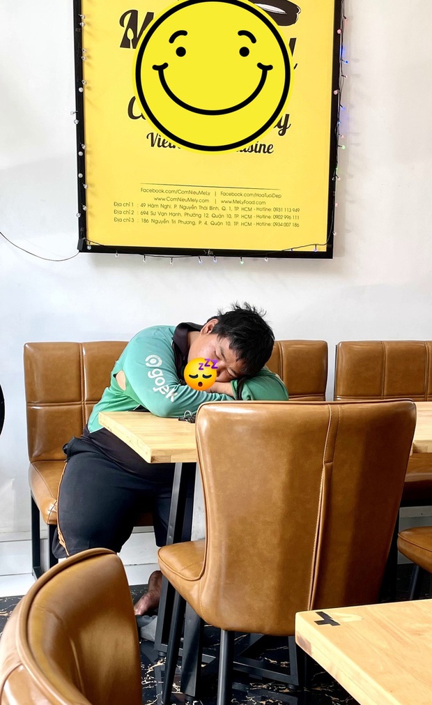 Thấy shipper ngủ gật giữa nhà hàng, nhân viên lẫn khách cùng có một thái độ gây bất ngờ-1