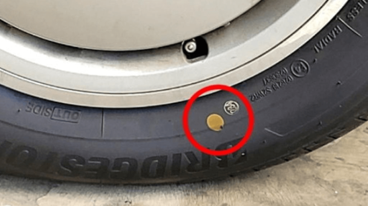 Những chấm tròn vàng, đỏ trên lốp ô tô có tác dụng gì?-1