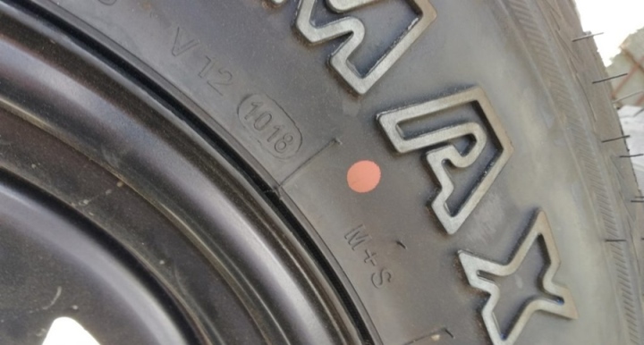 Những chấm tròn vàng, đỏ trên lốp ô tô có tác dụng gì?-2