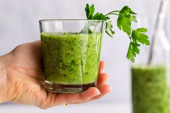 Detox thải độc da chỉ với 1 ly sinh tố màu xanh dễ làm