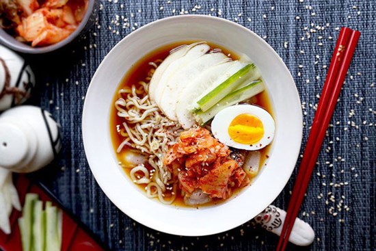 Học làm mì lạnh trộn kiểu Hàn