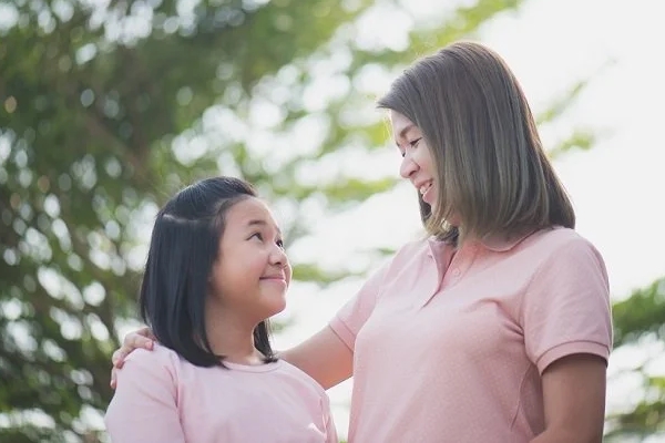 Con hỏi: Mẹ ơi, tiền quẹt ra từ điện thoại à?” - Câu trả lời ảnh hưởng lớn đến tương lai con-2