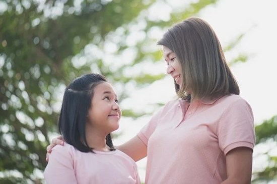 Đi xem triển lãm, bé gái phát hiện một điều 