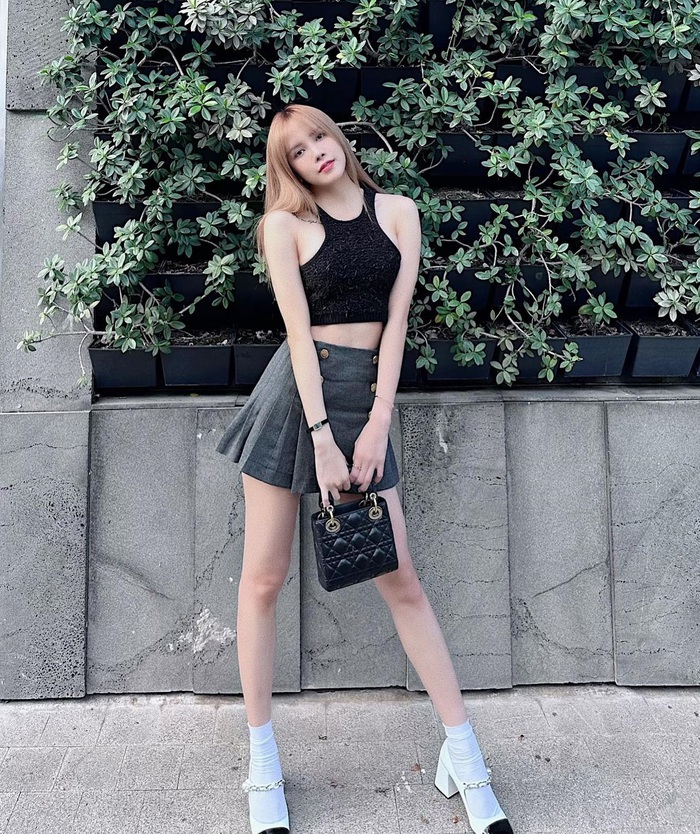 Phong cách diện chân váy ngắn trẻ trung của Thiều Bảo Trâm-3