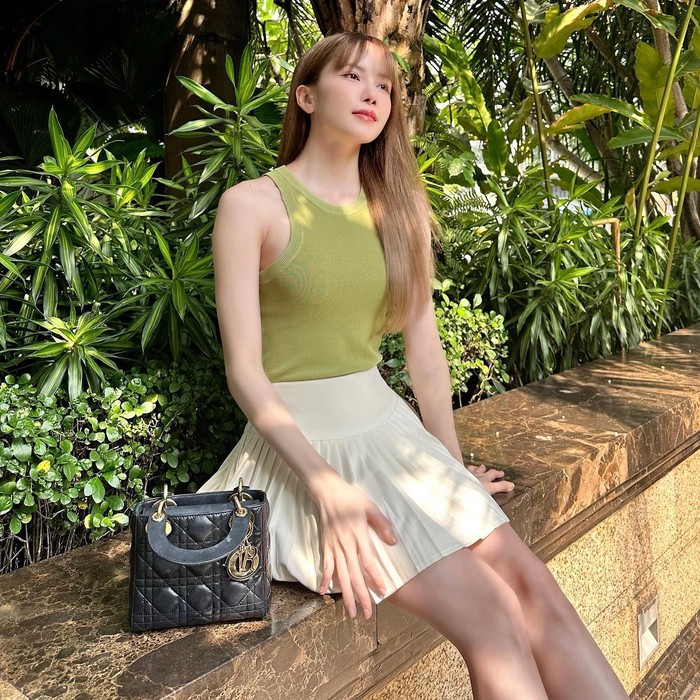 Phong cách diện chân váy ngắn trẻ trung của Thiều Bảo Trâm-5