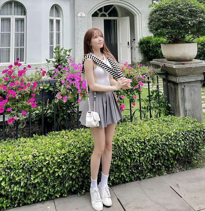Phong cách diện chân váy ngắn trẻ trung của Thiều Bảo Trâm-6