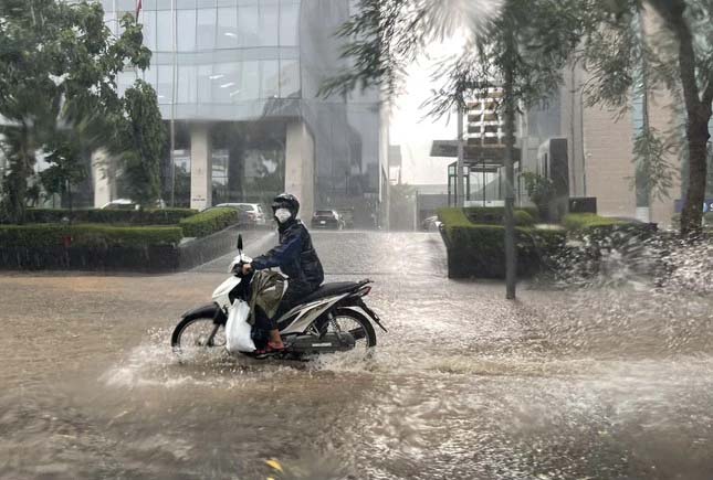 Đón mưa lớn kéo dài, Hà Nội có thể ngập úng diện rộng-1