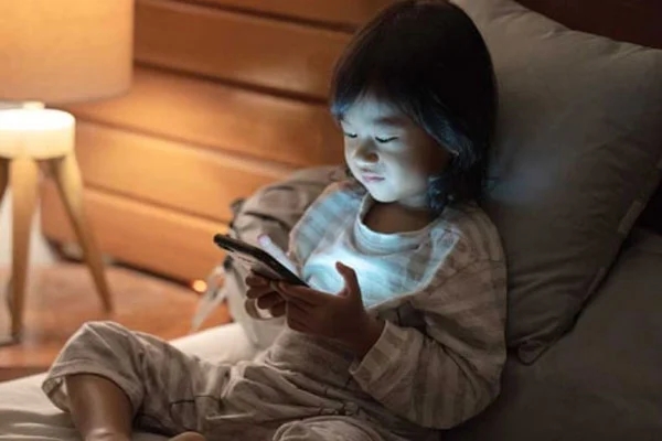 Con gái kêu không nhìn thấy chữ trên bảng, mẹ hốt hoảng khi nghe chẩn đoán của bác sĩ-1