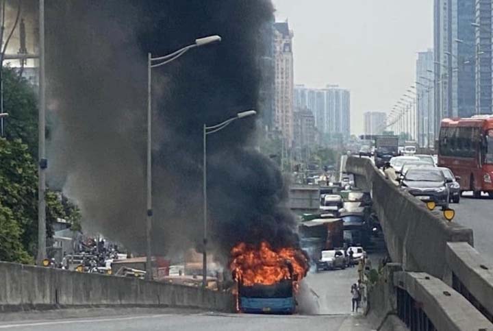 Hà Nội: Xe buýt bốc cháy ngùn ngụt khi đang lên dốc Vành đai 3 trên cao-1