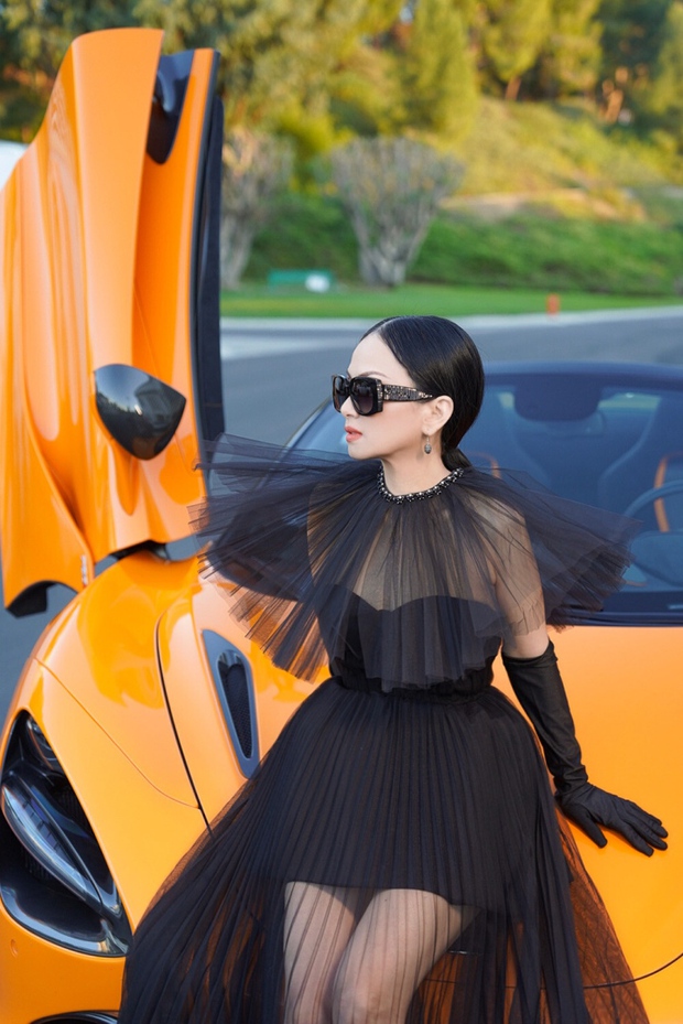 Sau tin đồn ly hôn, Hà Phương tạo dáng bên siêu xe 20 tỷ đồng của chồng tỷ phú-4