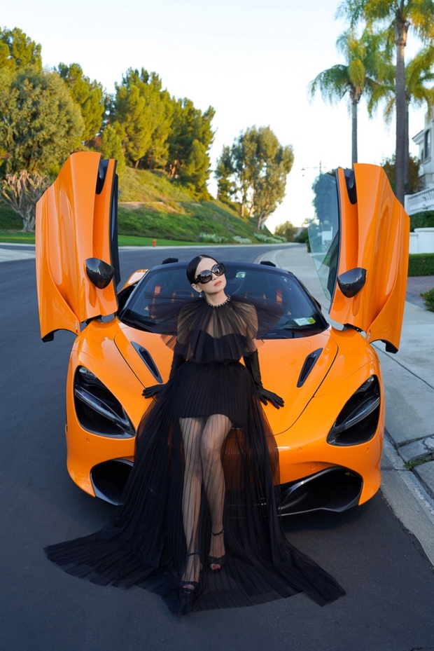 Sau tin đồn ly hôn, Hà Phương tạo dáng bên siêu xe 20 tỷ đồng của chồng tỷ phú-3