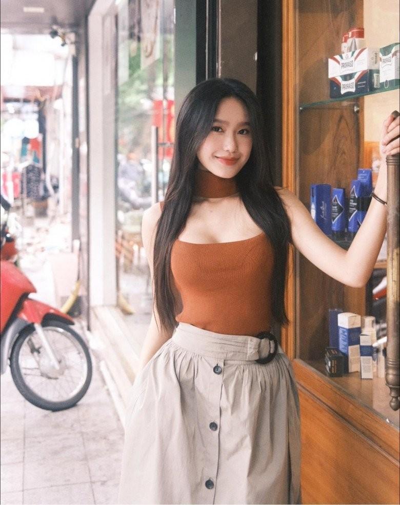 Bạn gái Đoàn Văn Hậu mặc kiệm vải lộ luôn miếng dán ngực-4