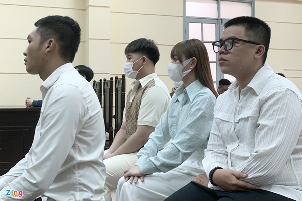 Xử lý nhóm manh động dùng chai thủy tinh, dao chém người đi đường-1