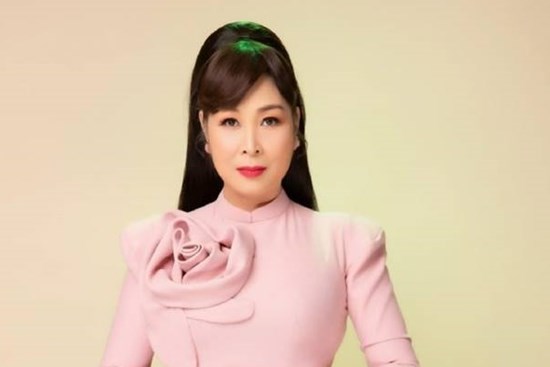NSND Hồng Vân tự tin khoe đường cong ở tuổi U60 sau khi giảm 15kg