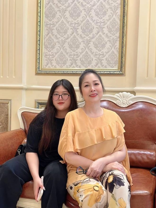 NSND Hồng Vân tự tin khoe đường cong ở tuổi U60 sau khi giảm 15kg-8