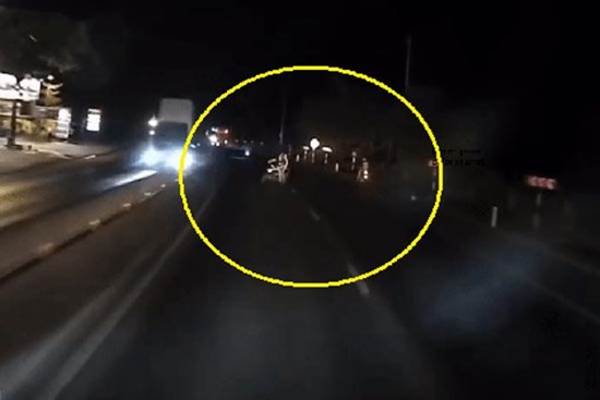 2 bóng đen chuyển động trước mũi ô tô khiến tài xế phanh gấp, suýt thành 