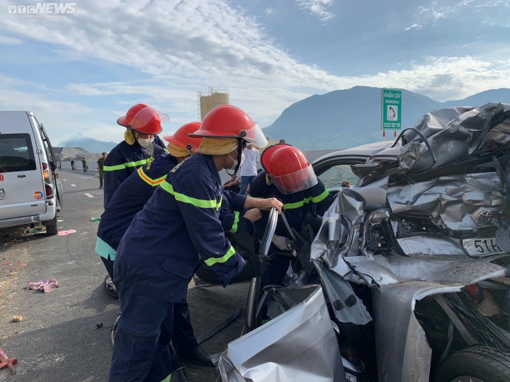 Tai nạn trên cao tốc Nha Trang - Cam Lâm: Đưa thi thể 2 nạn nhân ra ngoài ô tô bẹp dúm-1