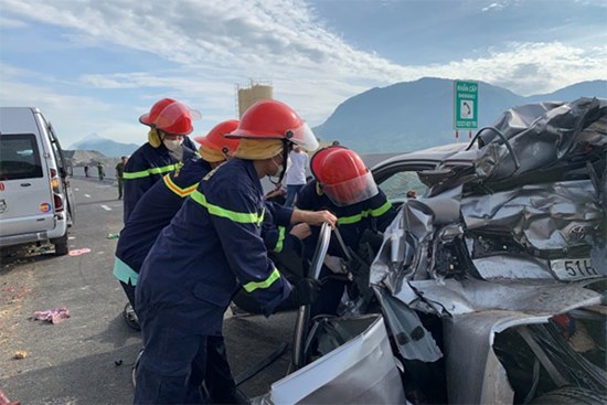 Tai nạn trên cao tốc Nha Trang - Cam Lâm: Đưa thi thể 2 nạn nhân ra ngoài ô tô bẹp dúm