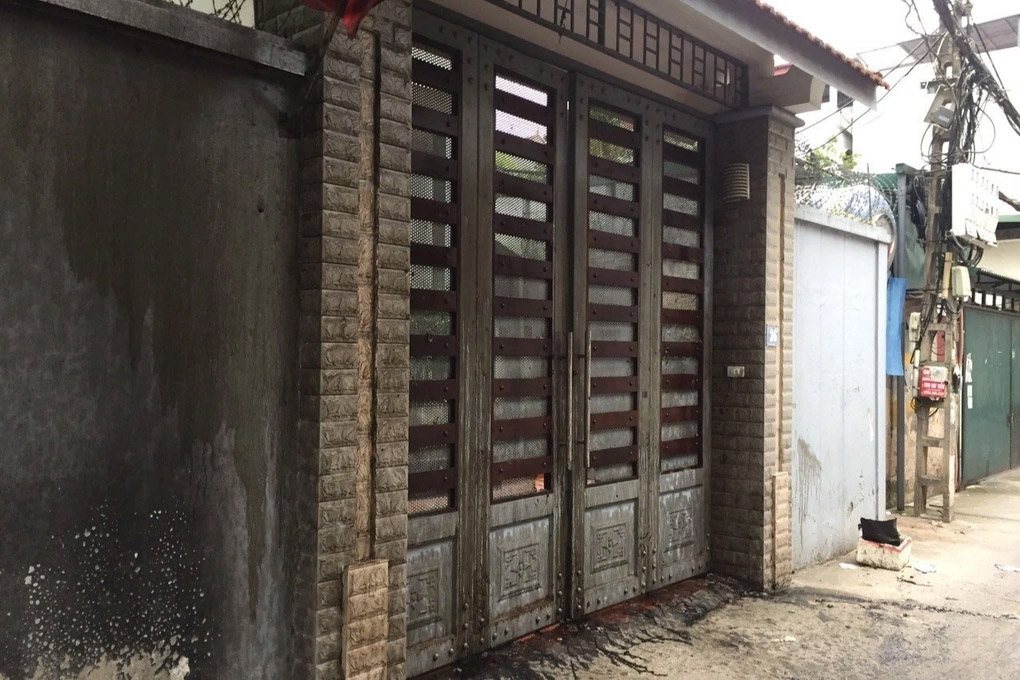 Một gia đình ở Hà Nội liên tục bị tạt sơn, ném chất bẩn-3