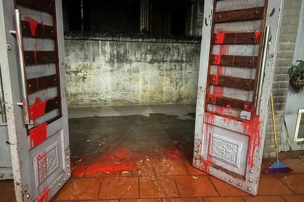 Một gia đình ở Hà Nội liên tục bị tạt sơn, ném chất bẩn-2