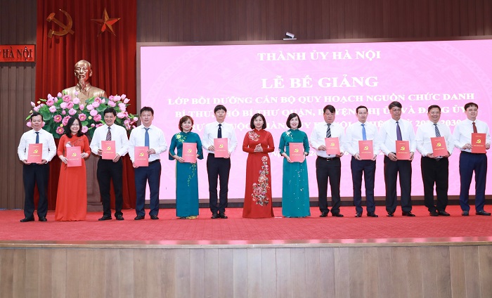 Áp dụng hiệu quả các kiến thức vào thực tiễn công tác tại địa phương-1