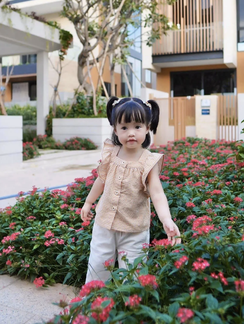 Ái nữ 5 tuổi nhà Đặng Thu Thảo: Nàng cá nhỏ đáng yêu, giỏi hội họa-2