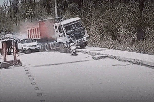 Xe tải lỗi phanh, lao xuống vực lật nhào