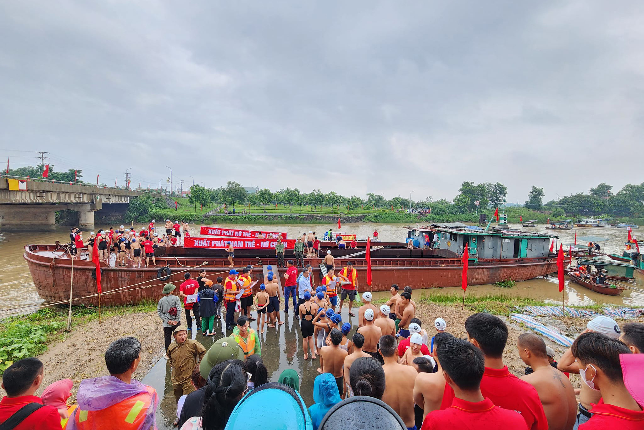 Nam sinh lớp 12 tử vong khi tham gia giải bơi truyền thống-1