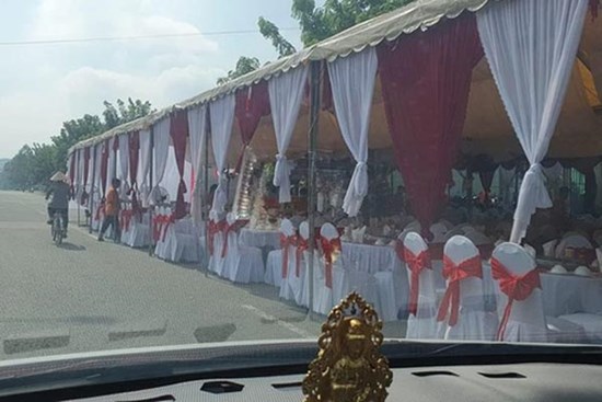 Bình Dương: Xôn xao đám cưới dựng rạp như dãy nhà trên đường lớn